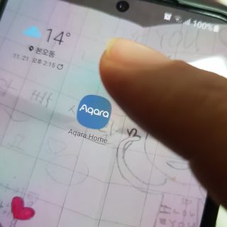 아카라 조명 스위치를 누워서 끄는 방법 (스마트 조명 스위치 2구 + 무선 리모트 스위치 1구 T1, 스마트 허브 E1) — 5점을 준 리뷰어가 2021년 11월 올린 사용 사진