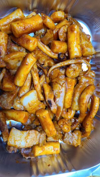 화끈한녀석들 새오똥400g 새우,오징어,똥집 볶음요리 소스,밀떡, 참기름 포함 — 5점을 준 리뷰어가 2022년 12월 올린 사용 사진