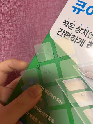 [큐어반H 커팅] 간편하게 떼서 쓰는 자외선차단 습윤밴드 (1팩/30매입) — 5점을 준 리뷰어가 2022년 12월 올린 사용 사진