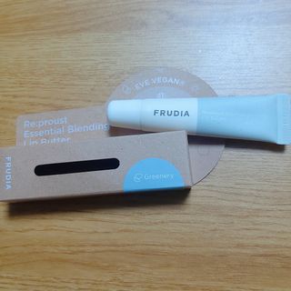 [후르디아] 올리브영 착한보습 비건 립버터 2종 — 5점을 준 리뷰어가 2022년 12월 올린 사용 사진
