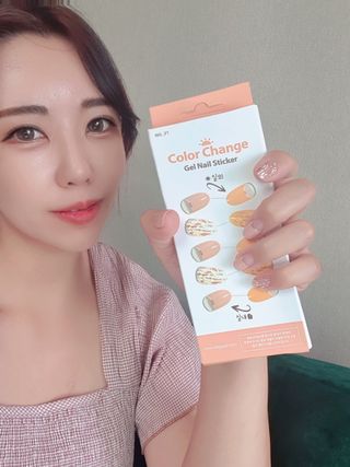 [네일가게] 햇빛에 닿으면 색이 변하는 신기한 햇살 반전 네일스티커_B — 5점을 준 리뷰어가 2021년 8월 올린 사용 사진