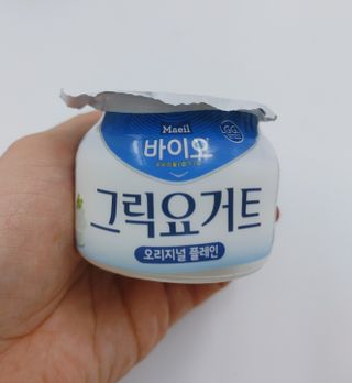 매일바이오 그릭요거트 오리지널 플레인 4개, 로스터리 커피믹스 4개 — 5점을 준 리뷰어가 2021년 12월 올린 사용 사진