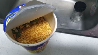 NISSIN 닛신 컵누들  4종 - 씨푸드오리지날, 씨푸드 스파이시, 씨푸드 커리, 씨푸드 XO소스 — 4.5점을 준 리뷰어가 2022년 2월 올린 사용 사진