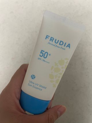 틱톡 [후르디아] 백탁NO! 화잘먹 수분광 선 에센스✨ — 5점을 준 리뷰어가 2023년 6월 올린 사용 사진