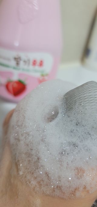 [과일나라] 피부가 마시는 딸기우유 바디클렌저&바디로션 — 5점을 준 리뷰어가 2022년 10월 올린 사용 사진