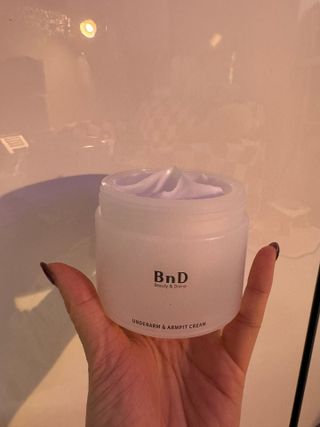 비엔디 2NOW[한글]]BnD 바디 미백 겨드랑이 크림 — 5점을 준 리뷰어가 2024년 11월 올린 사용 사진