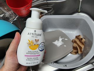 에티튜드 천연 젖병세정제 무향 아토베이비 폼타입 (295ml) 천연 친환경 비건 — 3점을 준 리뷰어가 2022년 8월 올린 사용 사진