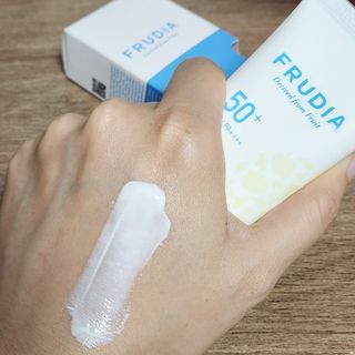 틱톡 [후르디아] 백탁NO! 화잘먹 수분광 선 에센스✨ — 5점을 준 리뷰어가 2023년 6월 올린 사용 사진