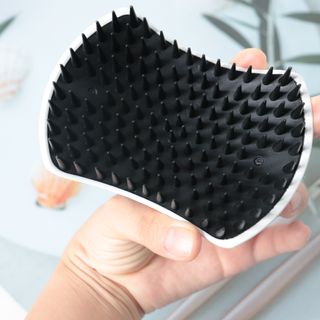 온가족 시원한샴푸 깨끗한두피 샴푸브러쉬 두피스케일링 히트팡블랙에디션 — 5점을 준 리뷰어가 2021년 8월 올린 사용 사진