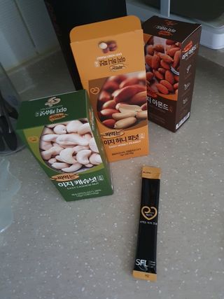 짜먹는 이지견과 짜먹는 이지아몬드, 짜먹는 이지허니피넛, 짜먹는 이지캐슈넛 각 10g X  10포 — 3.5점을 준 리뷰어가 2021년 2월 올린 사용 사진