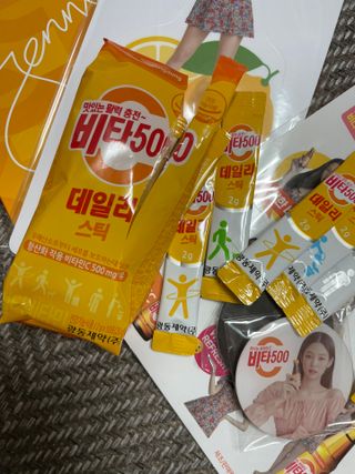 광동생활건강 [제니에디션] 비타500데일리스틱 gift set 60포+제니굿즈 3종+쇼핑백 — 4.5점을 준 리뷰어가 2021년 11월 올린 사용 사진