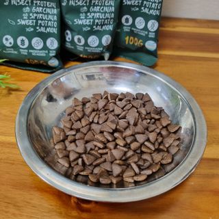 [푸디웜] 라포그  리얼인섹트 웨이트밸런스 저알러지 강아지 사료  1.2KG — 5점을 준 리뷰어가 2022년 7월 올린 사용 사진