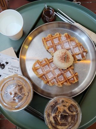 [선유기지] 선유도 대표 크로플맛집 - 2인 크로플 With 아이스크림 + 밀크티 1잔 + 음료 1잔 — 5점을 준 리뷰어가 2021년 10월 올린 사용 사진