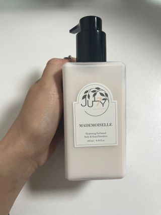 줄라이 모닝 _ JULY MORNING 줄라이모닝 하이드레이팅 퍼퓸드 바디앤핸드 에멀젼 — 4점을 준 리뷰어가 2022년 3월 올린 사용 사진