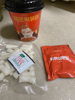 유비쿡 컵떡볶이 매운컵떡볶이2개/ 짜장컵떡볶이 2개  총 4개세트 — 5점을 준 리뷰어가 2021년 3월 올린 사용 사진