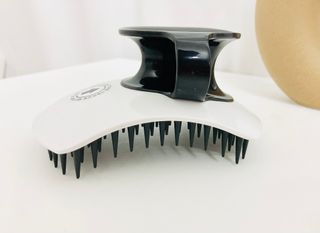 온가족 시원한샴푸 깨끗한두피 샴푸브러쉬 두피스케일링 히트팡블랙에디션 — 5점을 준 리뷰어가 2021년 8월 올린 사용 사진