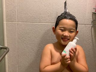 mom e 맘이 내추럴 베이비 케어 샴푸앤바스+로션 — 5점을 준 리뷰어가 2021년 1월 올린 사용 사진