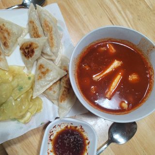 (주)성경순만두 곤약만두.콘치즈만두,삼각당면만두,당면 야끼만두,대구전통 납작만두,떡뽁이 매콤소스,달콤소스 — 3점을 준 리뷰어가 2023년 4월 올린 사용 사진