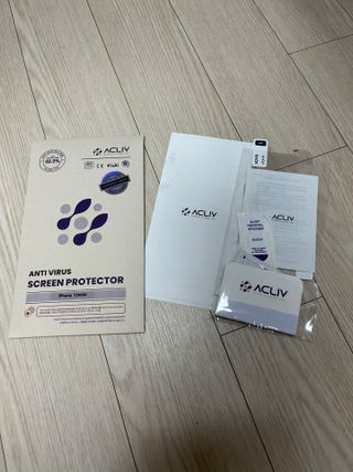 아클리브 Eco 항균 항바이러스 액정 보호필름(iPhone) — 4점을 준 리뷰어가 2022년 8월 올린 사용 사진