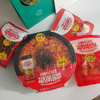 [서울시스터즈] CU 김치 4총사 세트-김치볶음밥, 김치큐브닭, 김치바삭김, 김치아몬드 — 5점을 준 리뷰어가 2021년 11월 올린 사용 사진