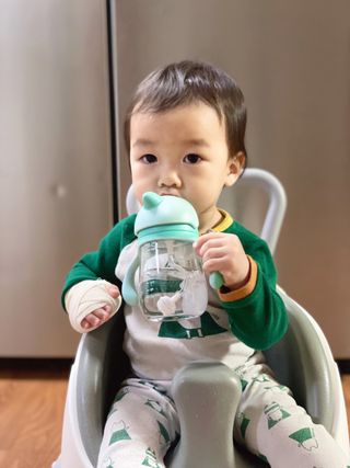 유비맘 트라이탄 코니빨대컵_컬러 랜덤 발송 — 4.5점을 준 리뷰어가 2020년 12월 올린 사용 사진