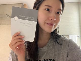 리엔케이 인텐스 브라이트닝 세럼 시트 마스크 — 5점을 준 리뷰어가 2023년 9월 올린 사용 사진