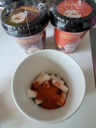 유비쿡 컵떡볶이 매운컵떡볶이2개/ 짜장컵떡볶이 2개  총 4개세트 — 5점을 준 리뷰어가 2021년 2월 올린 사용 사진