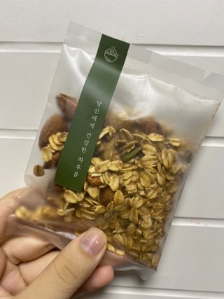 [그래한끼] 무설탕/저당 시리얼타입 수제그래놀라 (40gX10개) — 1.5점을 준 리뷰어가 2022년 8월 올린 사용 사진