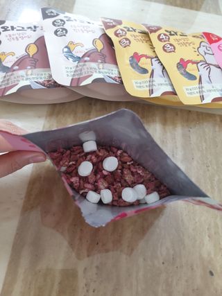 스낵스 와그작후루룩 3종_카카오2봉+아몬드2봉+딸기2봉 (총 6봉) — 5점을 준 리뷰어가 2024년 2월 올린 사용 사진