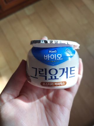 매일바이오 그릭요거트 오리지널 플레인 4개, 로스터리 커피믹스 4개 — 5점을 준 리뷰어가 2021년 12월 올린 사용 사진