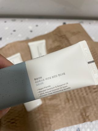 [후르디아] 끈적임 없는 착한성분 비건  핸드크림 3종 — 5점을 준 리뷰어가 2022년 10월 올린 사용 사진