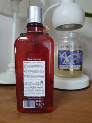 체코 비건화장품 마뉴팍투라 향좋은 와인 샤워젤 (300ml) — 5점을 준 리뷰어가 2022년 6월 올린 사용 사진