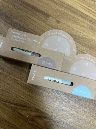 [후르디아] 올리브영 착한보습 비건 립버터 2종 — 5점을 준 리뷰어가 2022년 10월 올린 사용 사진