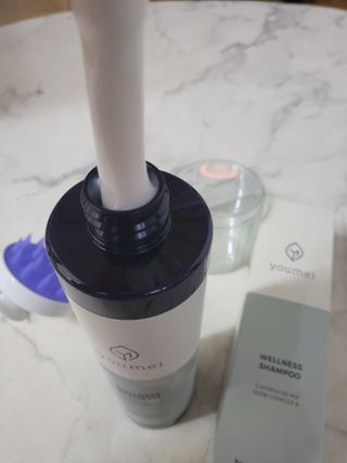 유메이 웰니스 샴푸 + 유메이 스칼프 브러쉬 — 5점을 준 리뷰어가 2021년 12월 올린 사용 사진