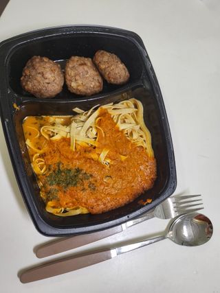 직탁 식단관리 3종 도시락 (두부 라자냐 라구빠에야, 두부로제 미트볼파스타, 닭탕수 직화 짜장 두부면) — 4점을 준 리뷰어가 2022년 6월 올린 사용 사진