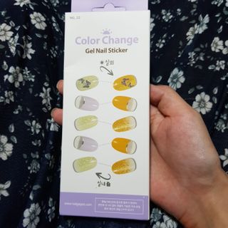 [네일가게] 햇빛에 닿으면 색이 변하는 신기한 햇살 반전 네일스티커_B — 5점을 준 리뷰어가 2021년 9월 올린 사용 사진