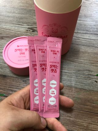 페페로니 잘 먹는 캣츄 - 알래스카 연어 24개입 — 5점을 준 리뷰어가 2021년 7월 올린 사용 사진