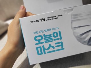 [심폐소생소] 오늘의마스크 KF-AD 비말차단 황사 여름용 마스크 — 5점을 준 리뷰어가 2021년 11월 올린 사용 사진