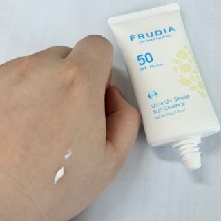 틱톡 [후르디아] 백탁NO! 화잘먹 수분광 선 에센스✨ — 5점을 준 리뷰어가 2023년 9월 올린 사용 사진