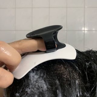 온가족 시원한샴푸 깨끗한두피 샴푸브러쉬 두피스케일링 히트팡블랙에디션 — 5점을 준 리뷰어가 2021년 8월 올린 사용 사진