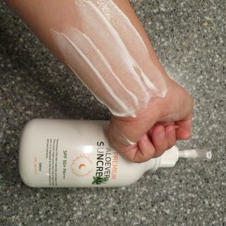 [닥터문] 프리미엄 알로에베라 선크림 500ml — 5점을 준 리뷰어가 2022년 6월 올린 사용 사진