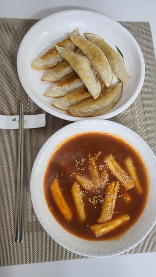 (주)성경순만두 곤약만두.콘치즈만두,삼각당면만두,당면 야끼만두,대구전통 납작만두,떡뽁이 매콤소스,달콤소스 — 5점을 준 리뷰어가 2023년 4월 올린 사용 사진