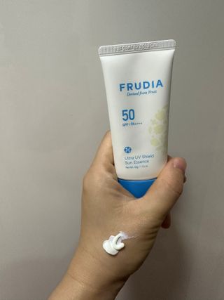 틱톡 [후르디아] 백탁NO! 화잘먹 수분광 선 에센스✨ — 5점을 준 리뷰어가 2023년 8월 올린 사용 사진