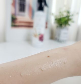 카오리온코스메틱스 곡물 바디 필링 스프레이 — 5점을 준 리뷰어가 2021년 7월 올린 사용 사진