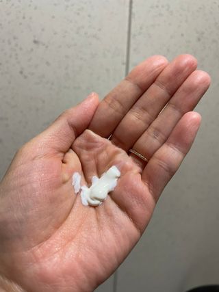 틱톡 [후르디아] 백탁NO! 화잘먹 수분광 선 에센스✨ — 5점을 준 리뷰어가 2023년 5월 올린 사용 사진