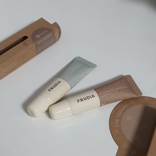 [후르디아] 올리브영 착한보습 비건 립버터 2종 — 5점을 준 리뷰어가 2021년 12월 올린 사용 사진