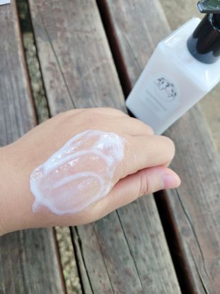 줄라이 모닝 _ JULY MORNING 줄라이모닝 하이드레이팅 퍼퓸드 바디앤핸드 에멀젼 — 5점을 준 리뷰어가 2021년 10월 올린 사용 사진