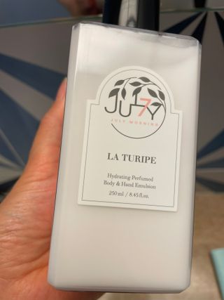 줄라이 모닝 _ JULY MORNING 줄라이모닝 하이드레이팅 퍼퓸드 바디앤핸드 에멀젼 — 4점을 준 리뷰어가 2021년 9월 올린 사용 사진