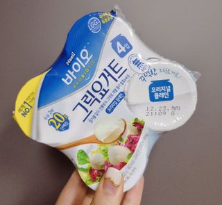 매일바이오 그릭요거트 오리지널 플레인 4개, 로스터리 커피믹스 4개 — 5점을 준 리뷰어가 2021년 12월 올린 사용 사진