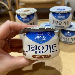매일바이오 그릭요거트 오리지널 플레인 4개, 로스터리 커피믹스 4개 — 4.5점을 준 리뷰어가 2021년 12월 올린 사용 사진